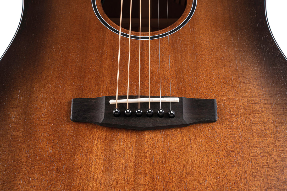 CORE-DC, forme Dreadnought, table acajou massif, f/e acajou massif, EQ Fishman Sonitone, soft case, noir dégradé pores ouverts