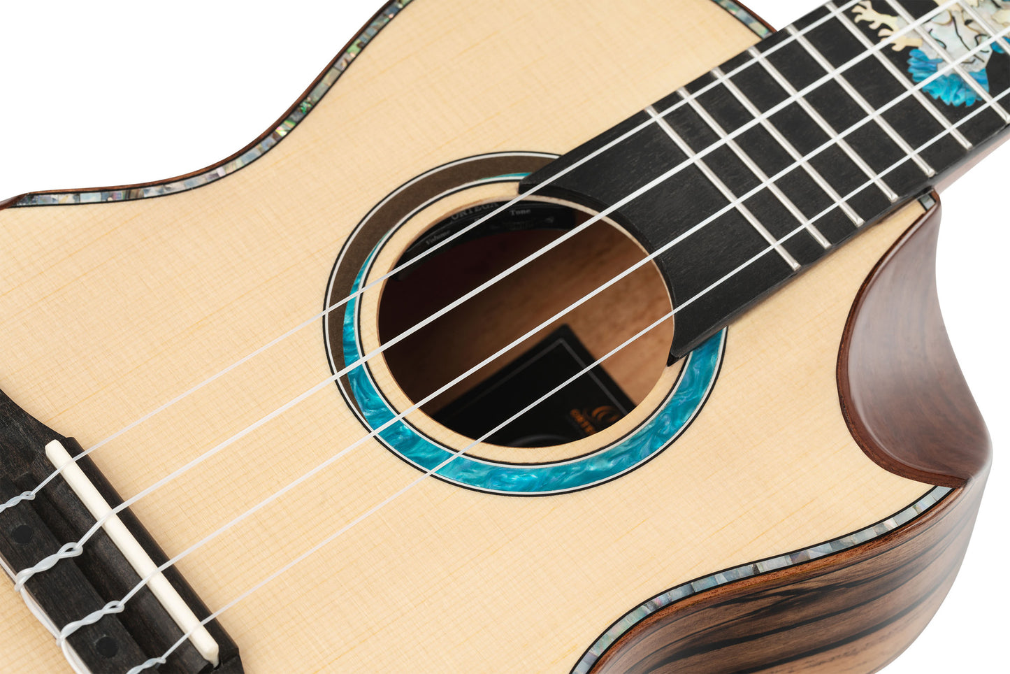 EAGLESUITE-U, modèle Concert pan coupé, EQ MagusFly/U, table épicéa massif, f/e ébène blanc, housse, naturel brillant