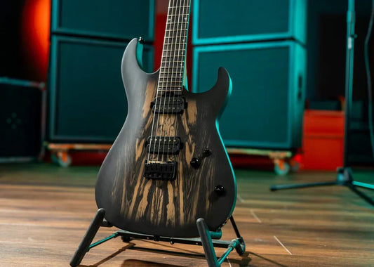 Cort KX500 Pale Moon : une guitare moderne taillée pour le high-gain