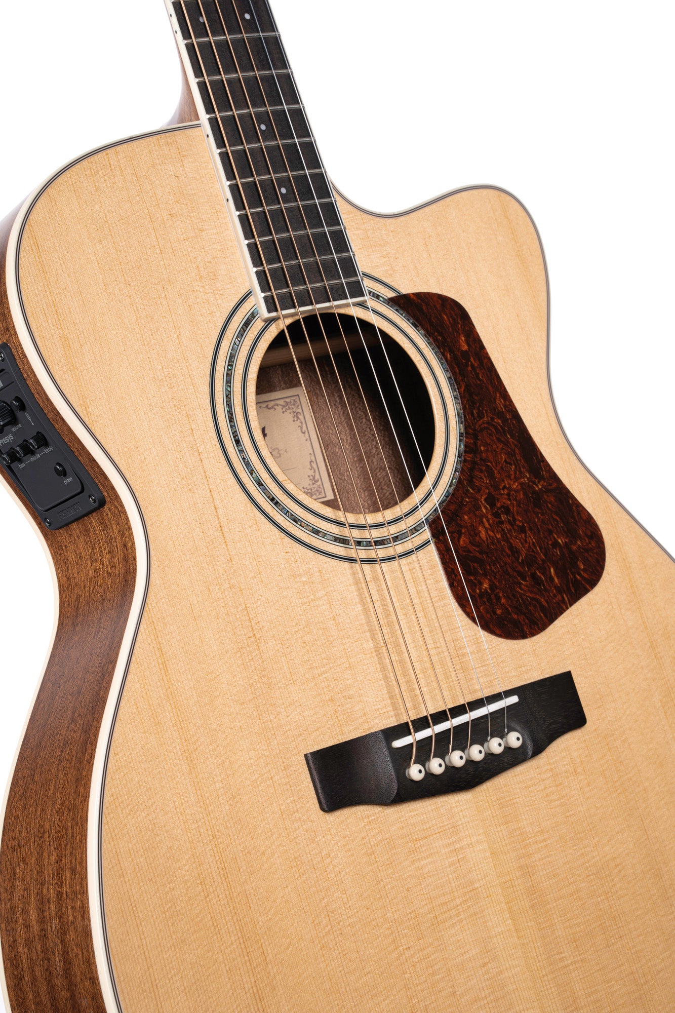 L710F, forme OM, table épicéa Sitka massif, f/e acajou massif, EQ Fishman Presys , naturel satiné