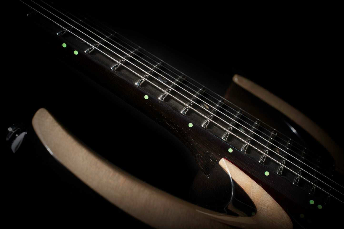 X700 Duality II, corps acajou, table érable flammé, touche ébène, trémolo CFA-III, micros Fishman Fluence, housse, lava burst