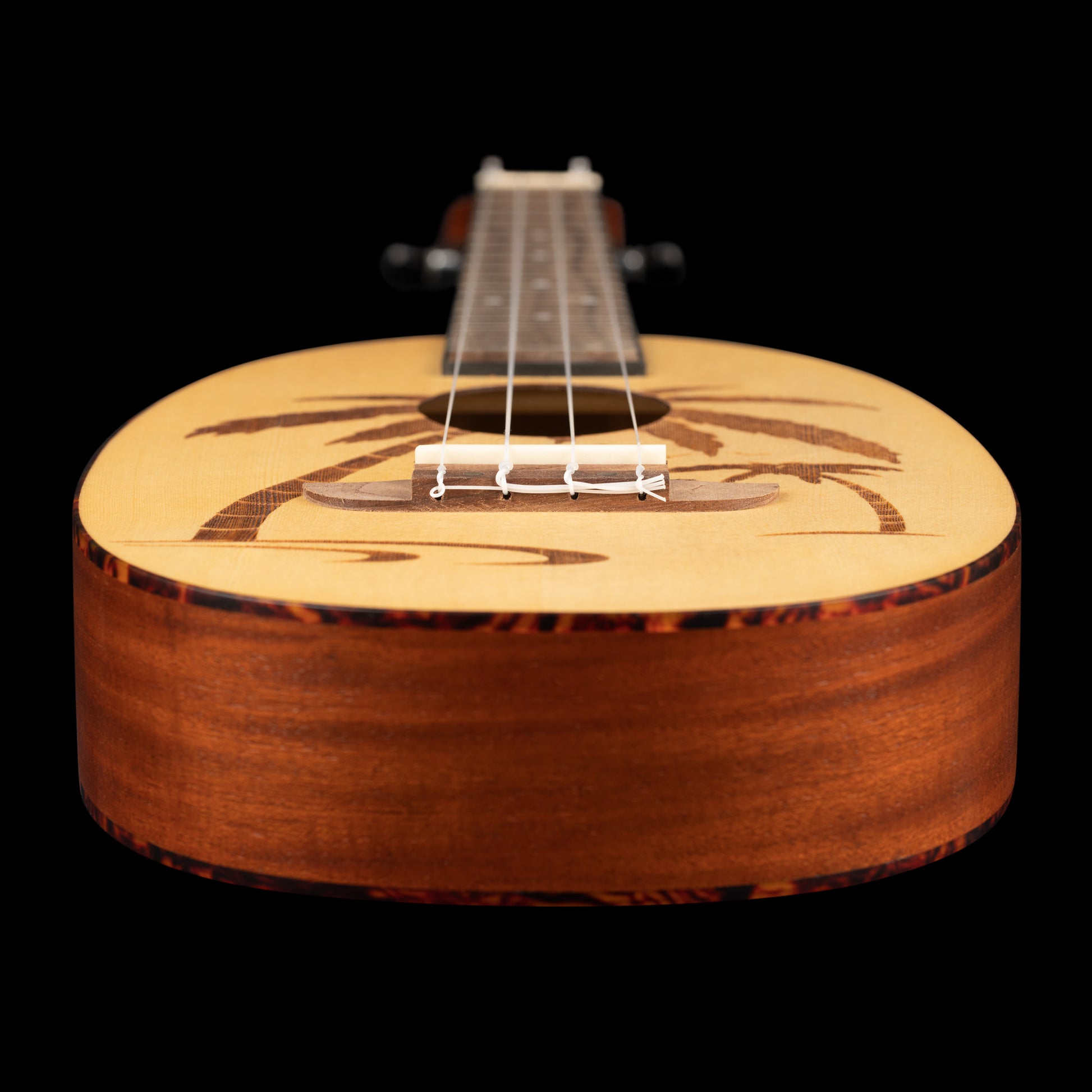 RUPA5, modèle Concert, table épicéa avec motif gravé au laser, manche acajou, sillet 36 mm, naturel satiné