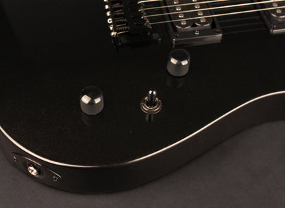 KX100, corps tilleul, manche vissé érable, touche jatoba, 2 micros doubles Powersound, black metallic