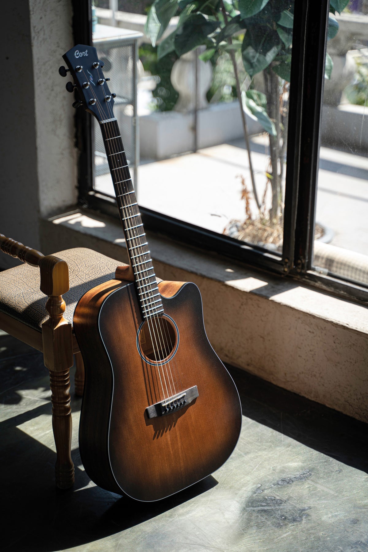 CORE-DC, forme Dreadnought, table acajou massif, f/e acajou massif, EQ Fishman Sonitone, soft case, noir dégradé pores ouverts