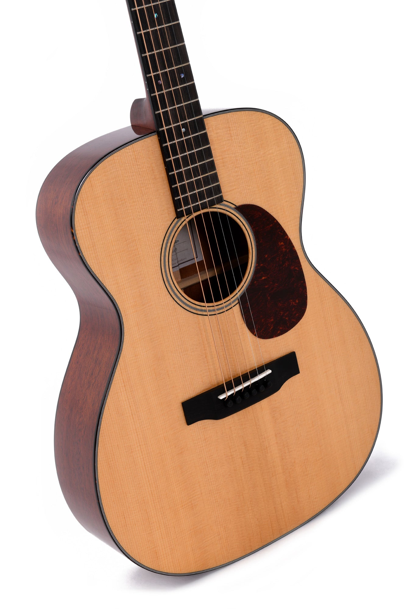 Modèle S000M-18, Forme 000, table épicéa massif, f/e acajou massif, touche ébène, soft case, naturel brillant