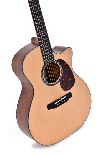 Modèle SGMC-10E, Grand OM pan coupé, table épicéa Sitka massif, f/e acajou massif, touche micarta, EQ LR Baggs, soft case