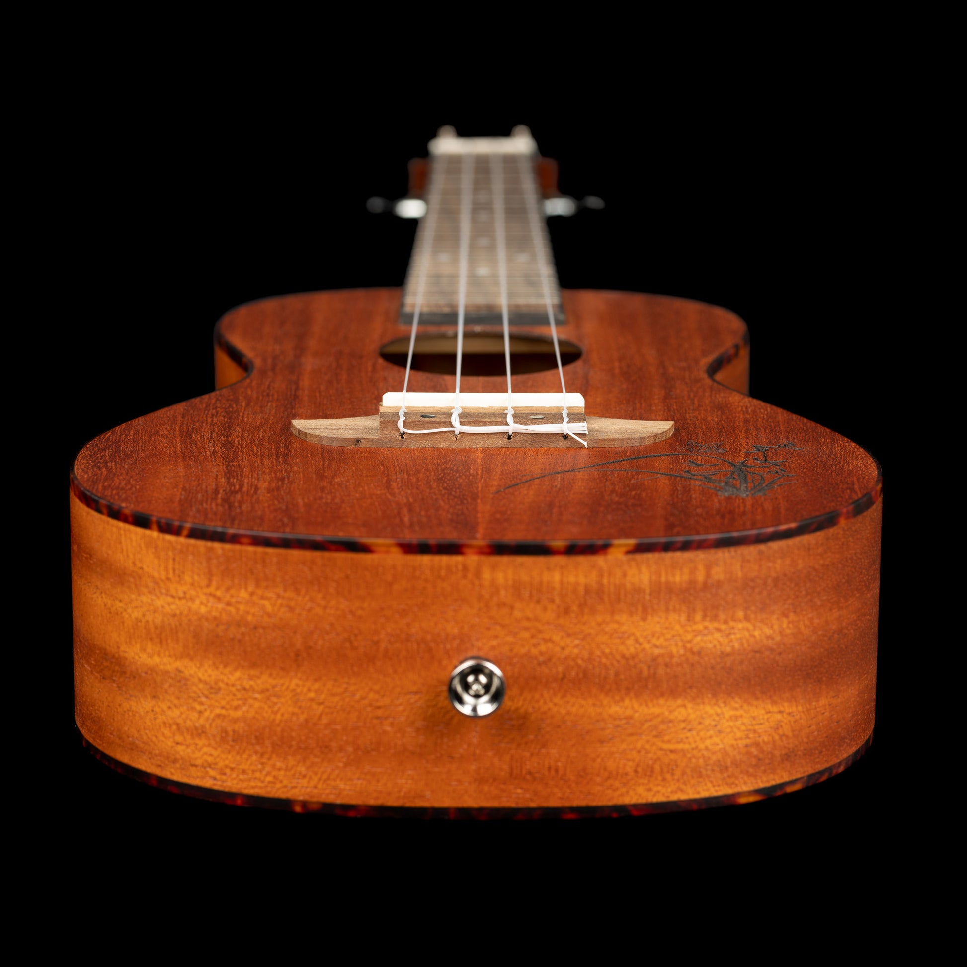 RU5MM, modèle Concert, table sapele avec motif, fond & éclisses sapele, manche acajou, naturel satiné